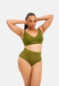 Oliven grøn bralette og sæt med højtaljede trusser lavet af glat stof med et sømløst design og brede stropper for komfort.