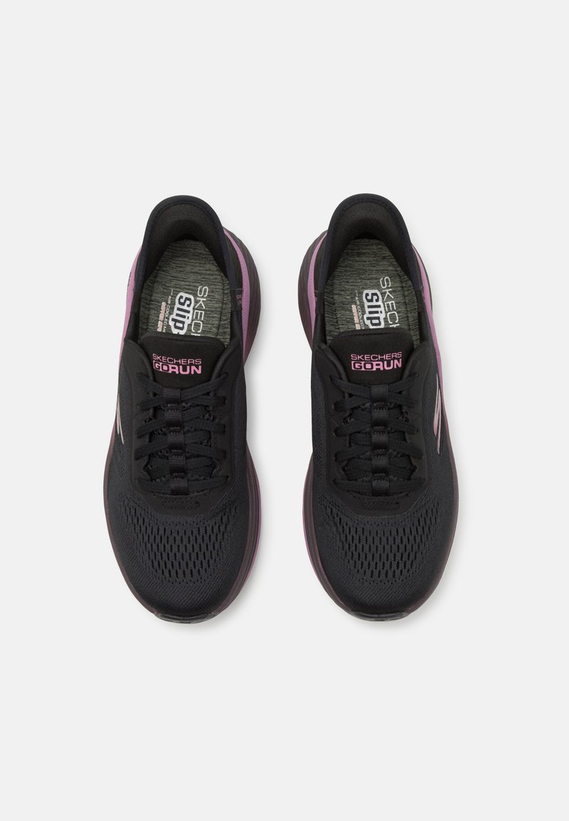 Czarne buty sportowe z siateczkową cholewką, sznurówkami oraz purpurowymi akcentami. Posiadają wyściełaną wkładkę i teksturowaną podeszwę.