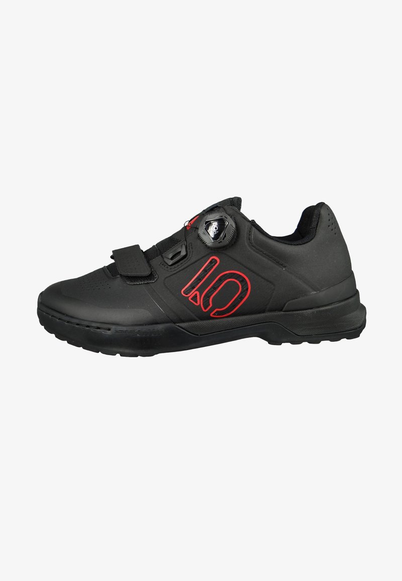 Chaussure de cyclisme noire au design épuré, dotée d'une fermeture à molette Boa, d'une sangle Velcro et d'accents rouges. Tige texturée pour adhérence et soutien.