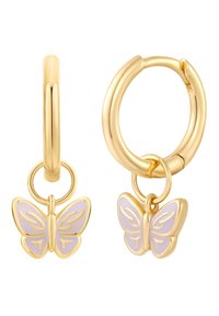 Guldringar med en fjärilshänge. Fjärilen har en lilafärgad emaljfinish, vilket skapar en kontrast mot det gyllene metallhandtaget.