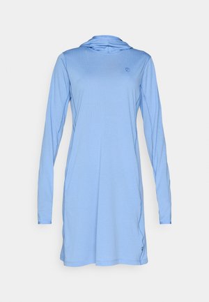 Vestido de mangas compridas em azul claro, feito de tecido suave com capuz. Apresenta costuras costuradas e um pequeno logótipo no peito.
