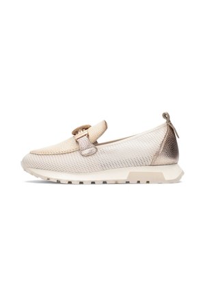 Beige og metallisk slip-on sneaker med tekstureret overdel, dekorativ spændereim og rillede hvide såler til casual brug.