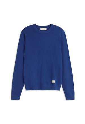 Suéter azul de cuello redondo hecho de una tela suave, con mangas largas y una etiqueta en el lado inferior izquierdo. Textura suave y color uniforme.