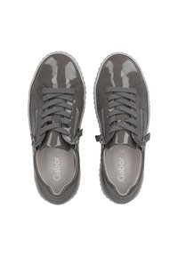 Grau patentierte Ledersneaker mit Gummisohlen, Schnürverschluss und seitlichen Reißverschlüssen; Logo auf den Innensohlen gedruckt; strukturierte Oberfläche.