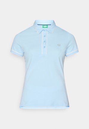 Vaaleansininen polo-paita, joka on valmistettu puuvillasta. Paidassa on kaulus, kolme nappia edessä ja valkoisia korostuksia hihoissa. Rintataskussa on logo.