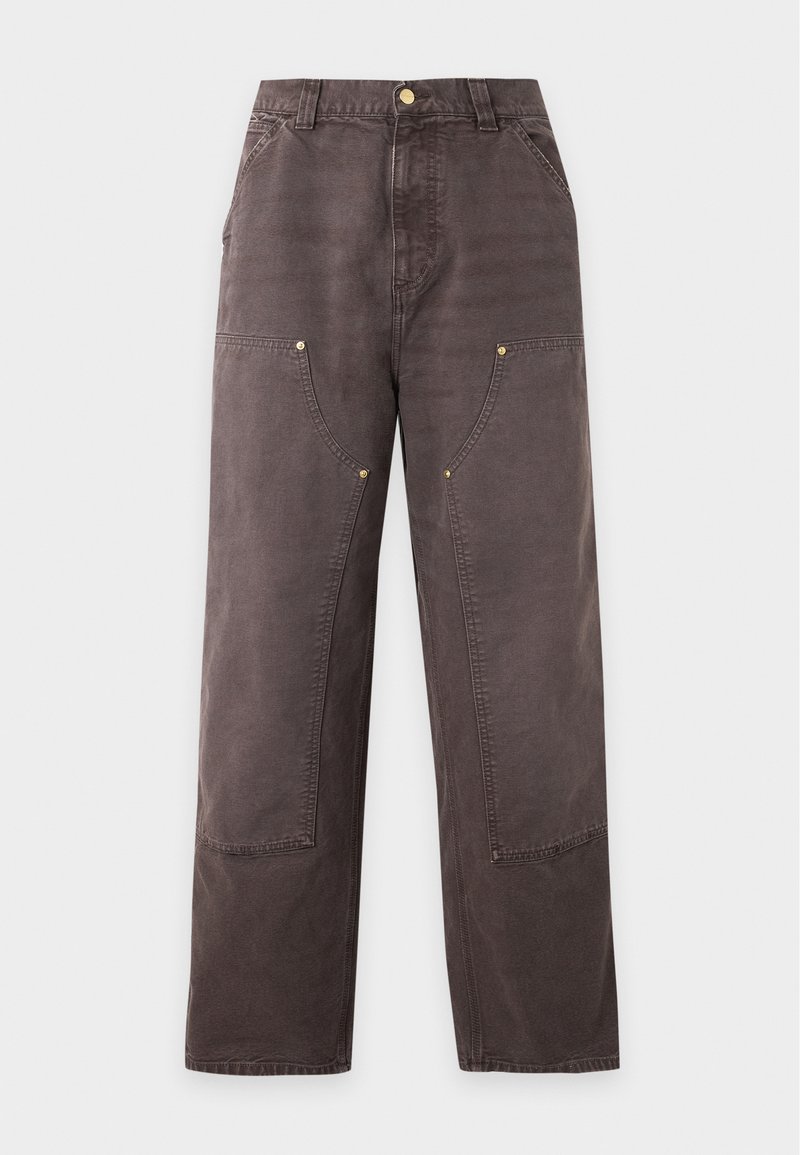 Braune Straight-Leg-Hose mit hoher Taille, Fronttaschen, Gürtelschlaufen und sichtbaren Nähten an Knie und Oberschenkeln.