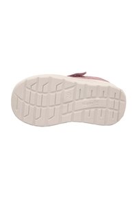 Die Schuhsohle weist ein strukturiertes Muster aus weißem Gummi auf, mit erhöhten Bereichen für besseren Halt. Sie hat dezente Branding-Elemente und ein abgerundetes Zehengestaltung.