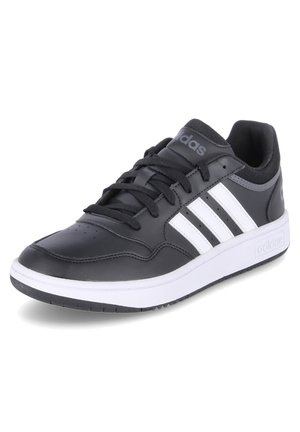 Scarpa sportiva nera in materiale sintetico con strisce bianche, punta rotonda, suola piatta in gomma e lacci in alto. Presenta un collo e una linguetta imbottiti per maggiore comfort.