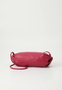 Růžová kožená kabelka na rameno, obdélníkového tvaru, hladká textura, s tenkým ramenním popruhem a na bocích shrnutými detaily.