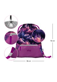 Zaino con coulisse con base viola e un motivo colorato di nuvole e castelli. Presenta una tasca con zip, spallacci regolabili e misure di 36x46 cm.