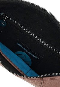 Borsa in pelle marrone con chiusura a zip, caratterizzata da una superficie liscia, interni in stoffa nera e un accent blu con un'etichetta del logo.