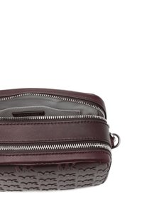 Borsa in pelle bordeaux con dettagli in rilievo del logo MK, chiusura con doppia cerniera e rivestimento interno grigio. Presenta accenti in metallo argentato.