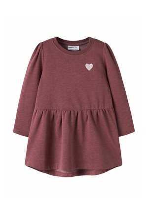 Robe à manches longues pour tout-petit en rose poudré avec taille froncée et petit cœur blanc sur la partie supérieure gauche de la poitrine.