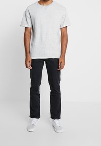 Wrangler Vaqueros rectos - black denim