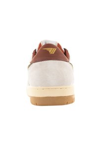 Brauner Lederabsatz mit goldenem Logo, oberes Teil aus tanfarbigem Wildleder, weiße Zwischensohle und strukturierte Gummisohle. Ansicht von hinten, die die Designdetails hervorhebt.