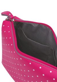 Růžová kabelka z umělé kůže s bílými puntíky, se šedě podšitým interiérem a zipovým uzávěrem. Obsahuje vnitřní kapsu se zigzagovým vzorem.