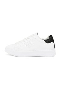Zapatilla blanca con puntera redonda, parte superior de sintético suave, diseño de cordones y acento negro en la parte trasera con detalles texturizados.