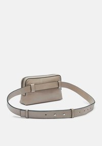 Borsa in pelle beige con texture liscia e chiusura a zip. Presenta una cintura ampia con fori per la regolazione e bordi neri a contrasto.