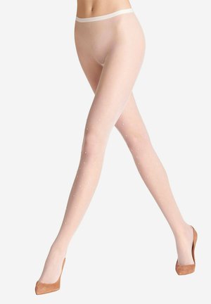 Collants beiges transparents avec un design en filet, agrémentés de petits points blancs, associés à des escarpins fermés couleur marron clair.