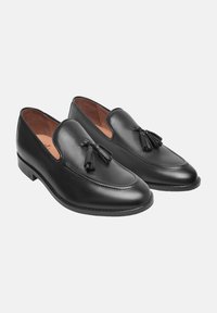 Mocassini neri in pelle con superficie liscia, design slip-on e nappe decorative davanti, con punta arrotondata e tacco basso.