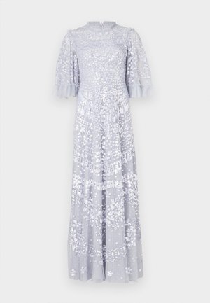 Długa, jasnoniebieska sukienka z dopasowanym gorsetem i rozkloszowanymi rękawami. Ozdobiona błyszczącymi cekinami ułożonymi w kwiatowe wzory oraz falbanką przy dekolcie.