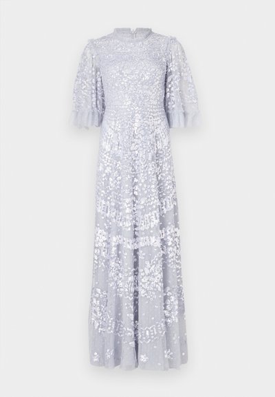 Μακρύ, ανοιχτό μπλε φόρεμα με εφαρμοστό μπούστο και φουσκωτά μανίκια. Διακοσμημένο με λαμπερά παγιέτες σε λουλουδένια μοτίβα και λαιμόκοψη με βολάν.