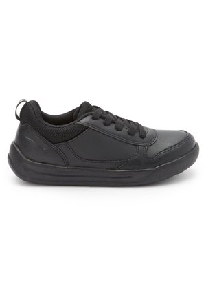 Chaussure de sport noire avec une tige en cuir lisse, des accents en maille, un système de laçage et une semelle en caoutchouc texturé. Comprend une poignée au talon.