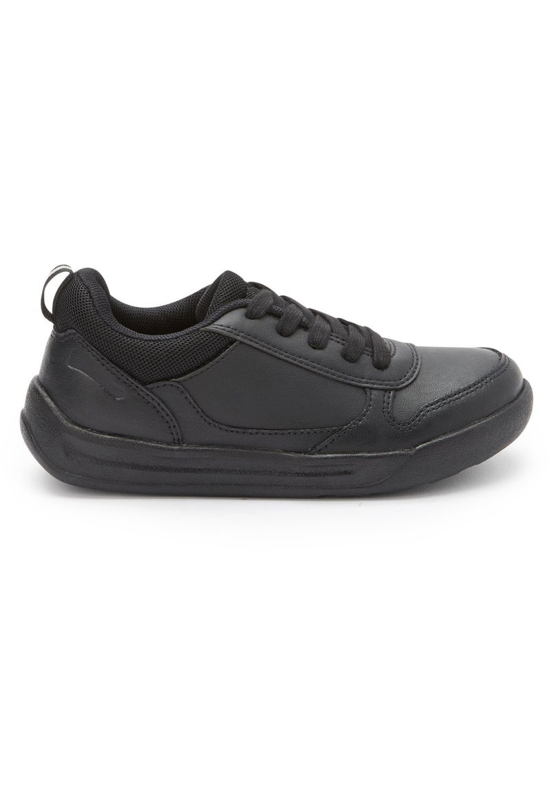 Chaussure de sport noire avec une tige en cuir lisse, des accents en maille, un système de laçage et une semelle en caoutchouc texturé. Comprend une poignée au talon.