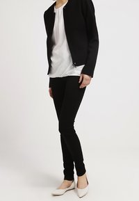 More & More Blusa - off-white