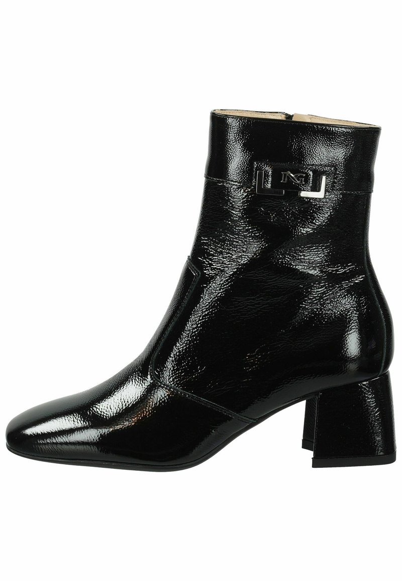 Schwarze Knöchelstiefel mit glänzendem Lackfinish, spitzem Schuhkopf, Blockabsatz und einem silbernen Logoakzent an der Seite. Glatte Textur und elegantes Design.