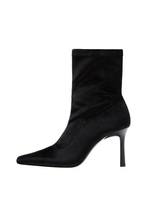 Schwarze Knöchelstiefel mit spitzem Zeh und hohem Stiletto-Absatz; aus weichem, glattem Material mit passendem Schaft und minimaler Nahtgestaltung.