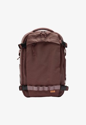 Bordowy plecak z teksturowanej tkaniny, z regulowanymi paskami, rączką u góry i bocznymi kieszeniami. Posiada przednią kieszeń i taśmy do akcesoriów.