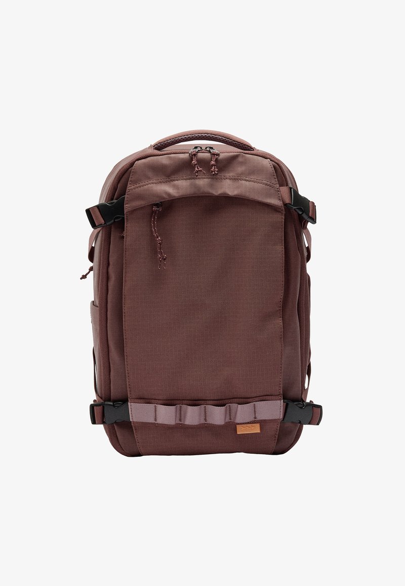 Bordowy plecak z teksturowanej tkaniny, z regulowanymi paskami, rączką u góry i bocznymi kieszeniami. Posiada przednią kieszeń i taśmy do akcesoriów.