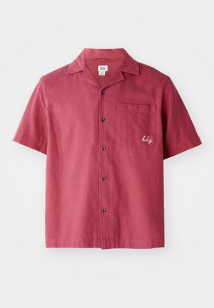 Krátký rukáv, bordó košile na knoflíky vyrobená z texturované látky, s náprsní kapsou a jemnou výšivkou "bdg" a designem s límcem do tábora.
