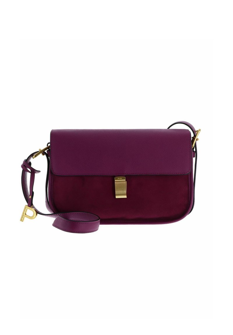 Bolso de hombro de cuero morado con un frente de gamuza texturizada, cierre de hardware dorado y una correa desmontable, de forma rectangular.