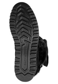 Suela de zapato de goma negra con un patrón de textura y marca; incluye características como ranuras, crestas y un borde liso.