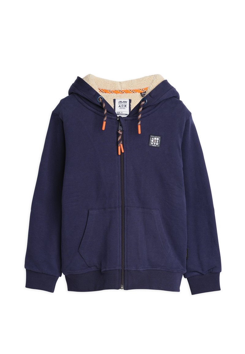 Marine blauwe rits-hoodie met een zachte beige fleece-voering in de capuchon, oranje koordaccenten en twee voorzakken. Inclusief een logo-patch op de borst.