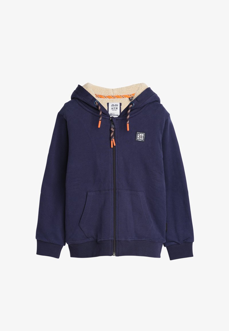 Marine blauwe rits-hoodie met een zachte beige fleece-voering in de capuchon, oranje koordaccenten en twee voorzakken. Inclusief een logo-patch op de borst.