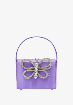Levendula szatén kézitáska strukturált formával, strasszkőből készült pillangó kiegészítővel és vékony felső fogantyúval. Ezüst színű tartozékok az alján.