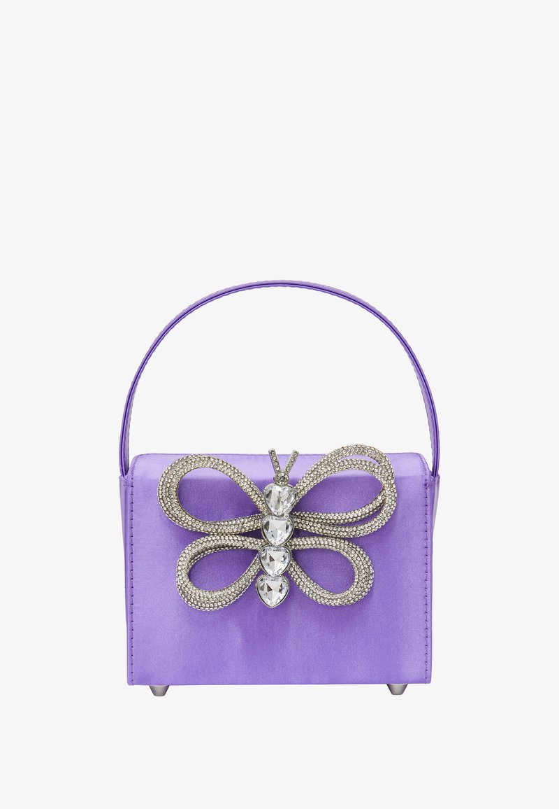 Lawendowa satynowa torebka o strukturalnym kształcie, z akcentem w postaci motyla z cyrkoniami oraz cienkim uchwytem na górze. Srebrne okucia u podstawy.