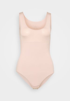 Lys rosa bodysuit med dyp utringning, ermeløs design og jevn tekstur. Har strukturerte kopper og trykknappslukking nederst.