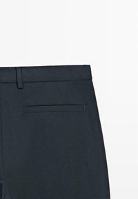Pantaloni scuri navy con una texture liscia, caratterizzati da una linea dritta, una vita stretta e una tasca posteriore singola senza hardware visibile.