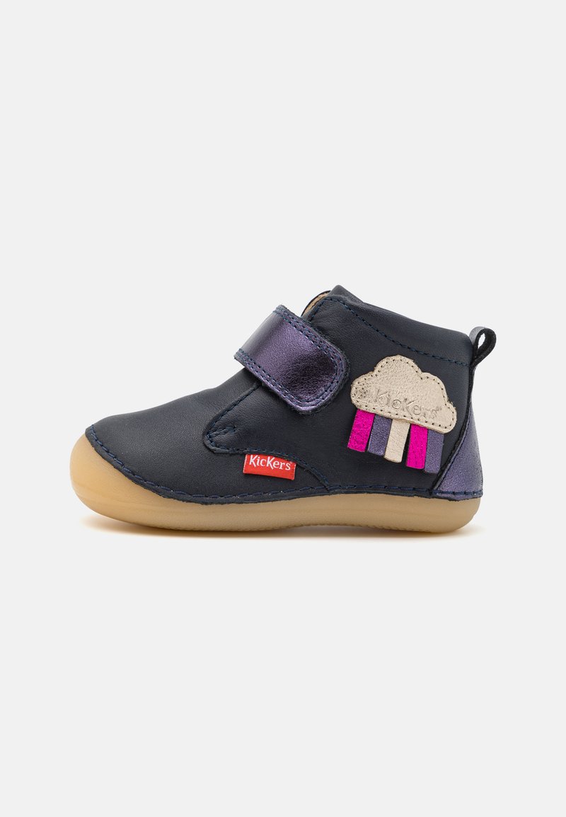 Chaussure en cuir bleu marine avec une sangle métallique violette, semelle beige et motif nuage avec des accents colorés. Fermeture Velcro pour un enfilage facile.