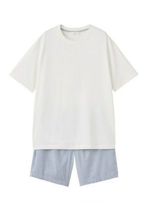 T-shirt blanc à manches courtes et col rond, porté avec un short rayé vertical bleu et blanc sur fond blanc.