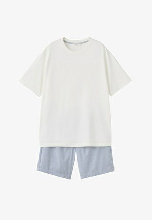 T-shirt blanc à manches courtes et col rond, porté avec un short rayé vertical bleu et blanc sur fond blanc.