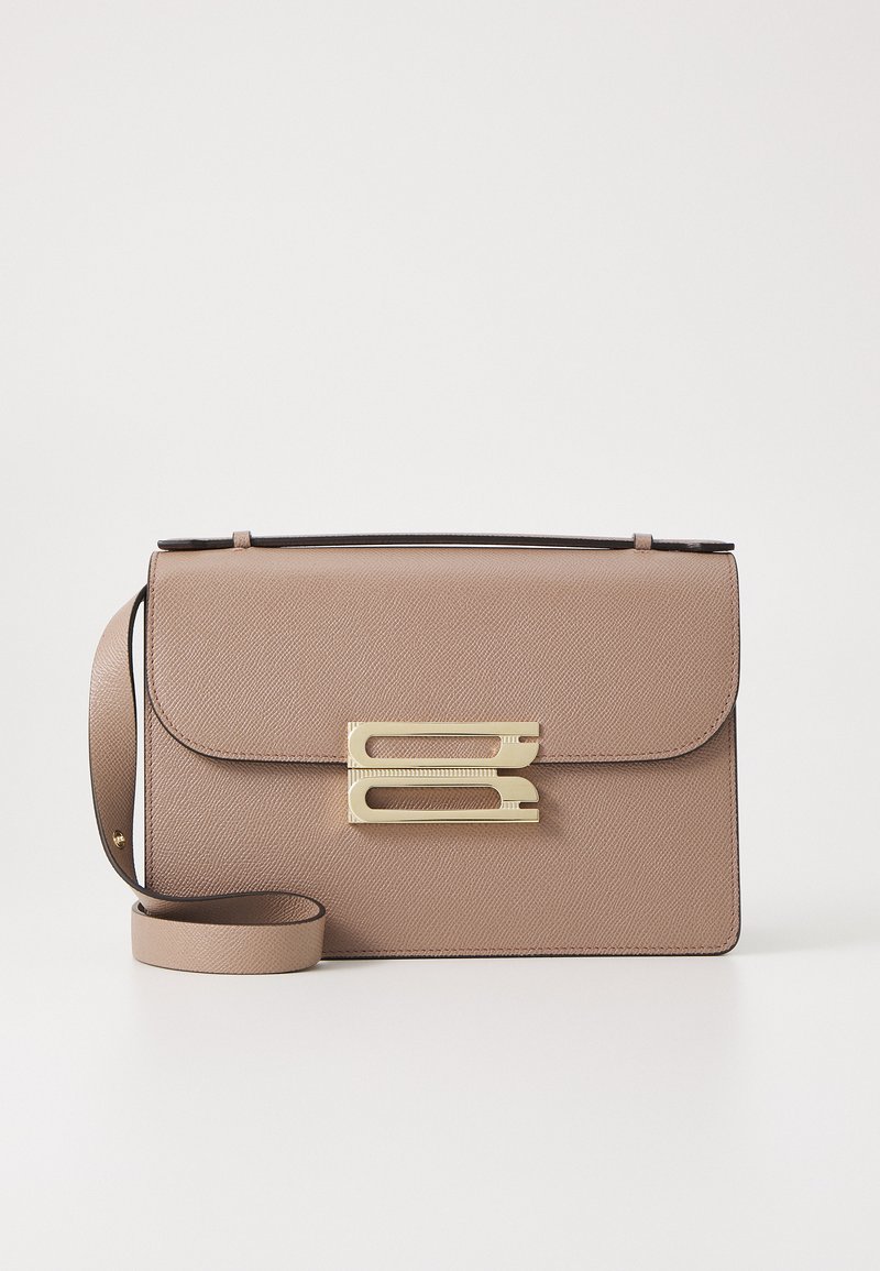 Beige læder skuldertaske med frontklap, guldfarvet hardware, struktureret finish og justerbar rem.