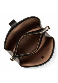 Interno di una borsa a tracolla in pelle nera con due scomparti, di cui uno con zip. Texture liscia, hardware dorato e fodera beige. Nessuna tasca esterna.