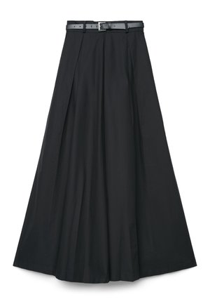 Czarna spódnica w kształcie litery A z przednimi plisami oraz dopasowanym czarnym paskiem z srebrną klamrą w talii.