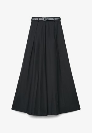 Gonna nera a linea ad A con pieghe frontali e cintura nera abbinata con fibbia argento in vita.