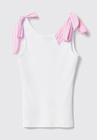 Top in cotone bianco a coste con spalline a cravatta a righe verticali rosa. Presenta un scollo rotondo e un orlo dritto.